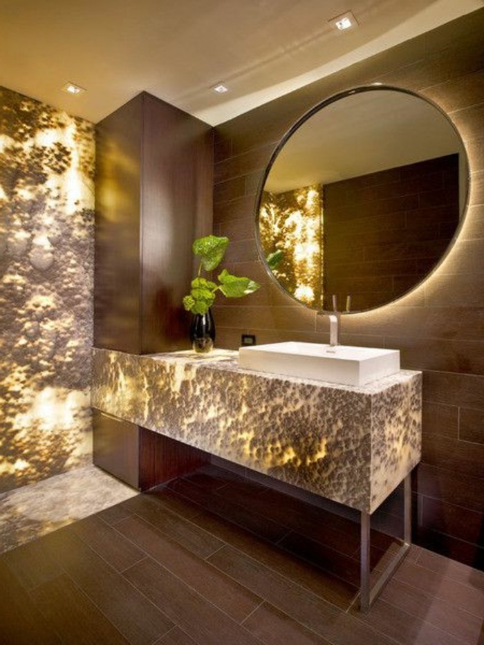 кръгло огледало осветена Стилен интериор баня
