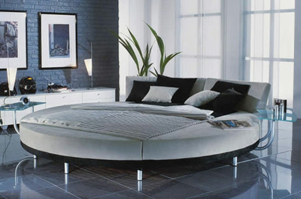 rond-lit-dans-moderne-chambre à coucher-rideaux blancs transparents