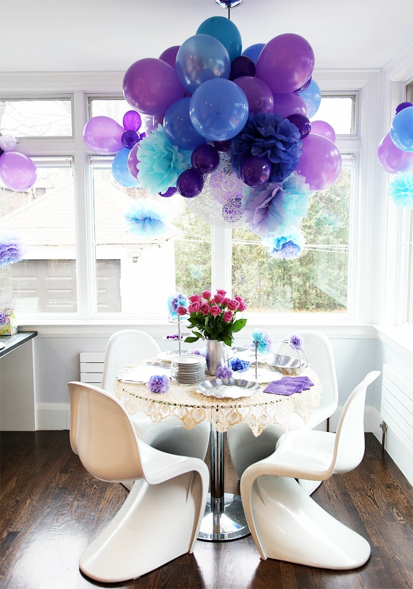Ilmapallot roikkuvat katosta sisustukseen pieni huone - sininen ja violetti