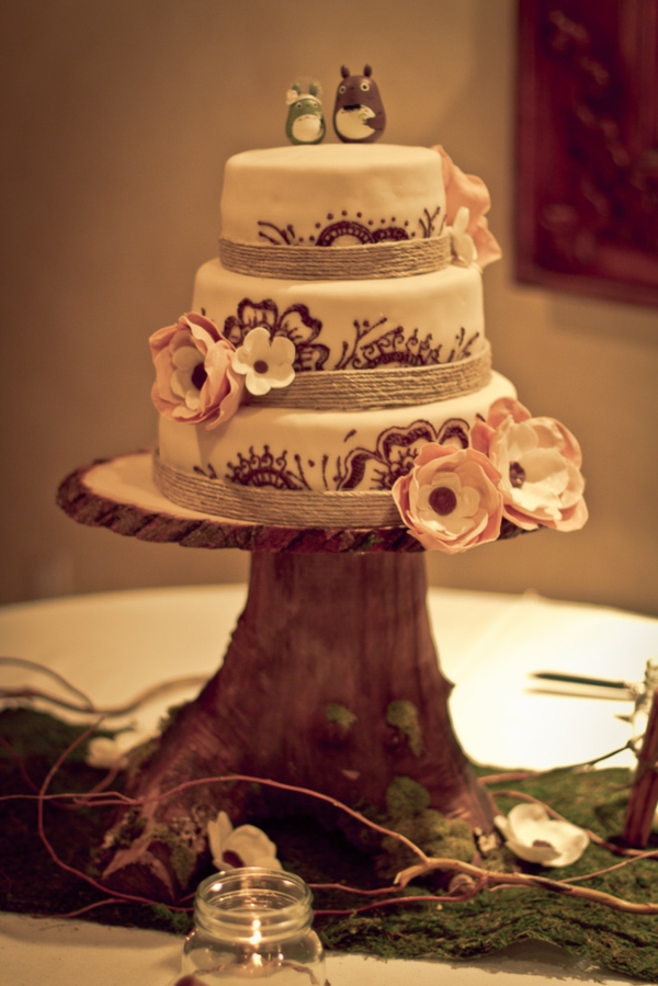 γιορτάζοντας ξύλινο γάμο - όμορφη λευκή πίτα