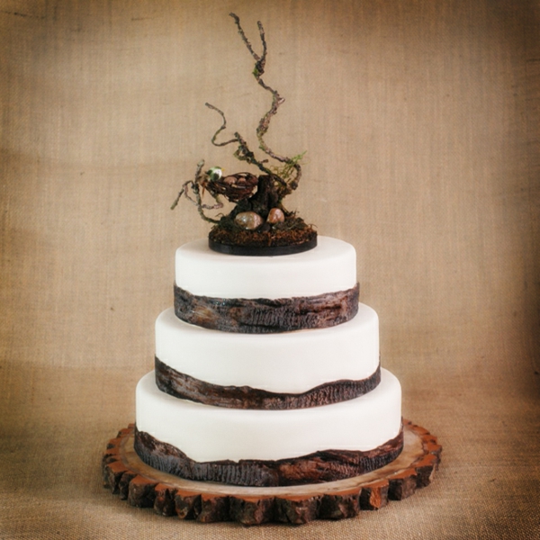γιορτή του ξύλινου γάμου - λευκό κέικ σε τρεις ορόφους