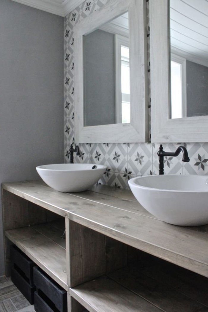 rusztikus stílusú fürdőszoba-két mosdó-érdekes fali csempe