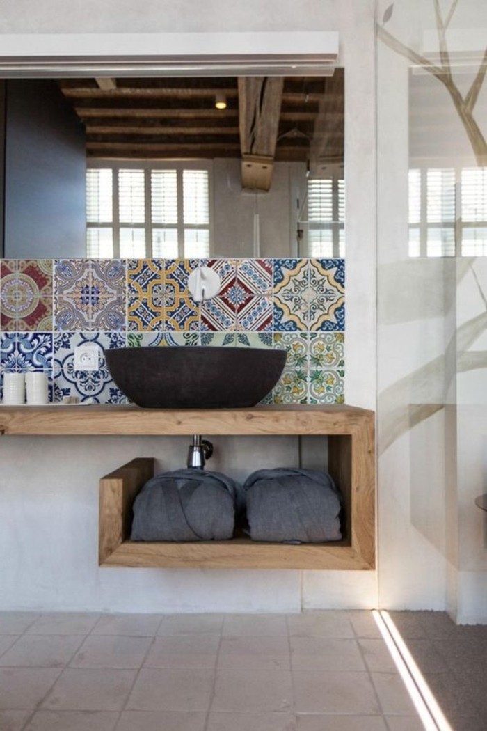 乡村风格的浴室设计，黑色的盆五颜六色的瓷砖口音