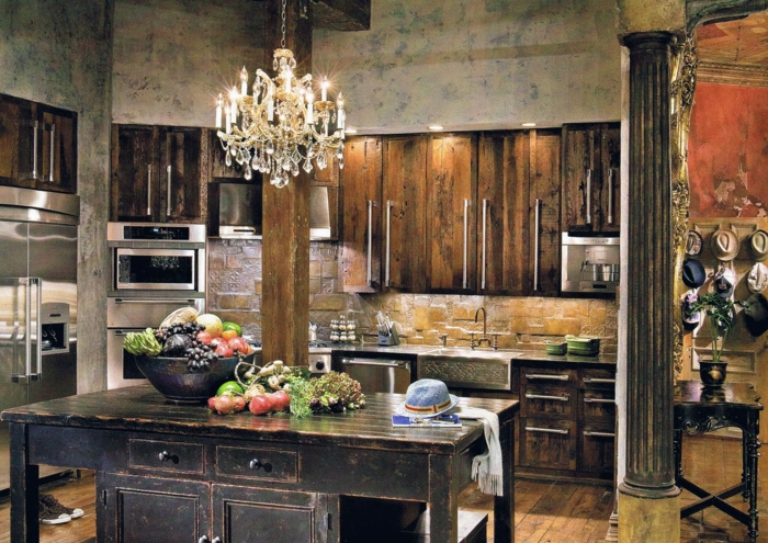 乡村厨房的现代家具，乡村风格的苹果帽子柜晶体吊灯