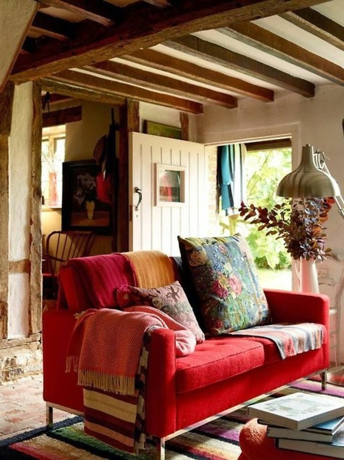 देहाती घर-आरामदायक वातावरण लाल काउच पुरानी तकिया