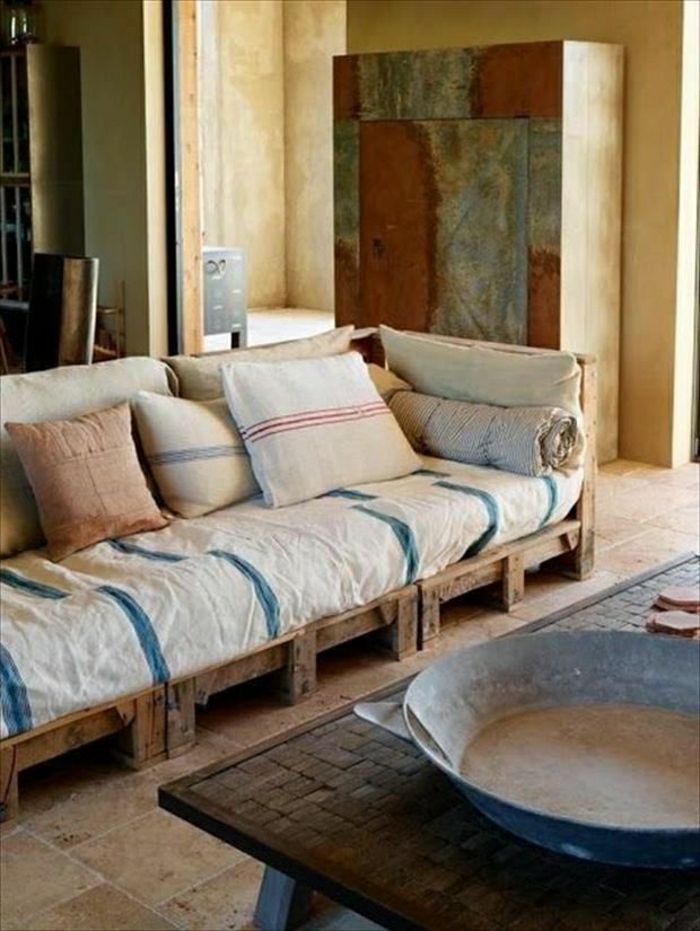 ρουστίκ εσωτερικό καναπέ από παλέτα παστέλ χρώματα Μαξιλάρι τραπεζάκι του καφέ