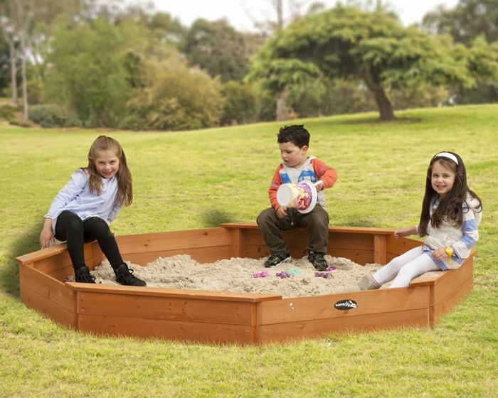 pelata-puu-kolmen lasten sandbox-