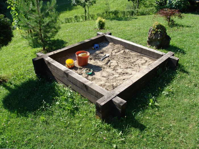 sandbox-of-fa-modell-with-négy sarkából-on-the-fű