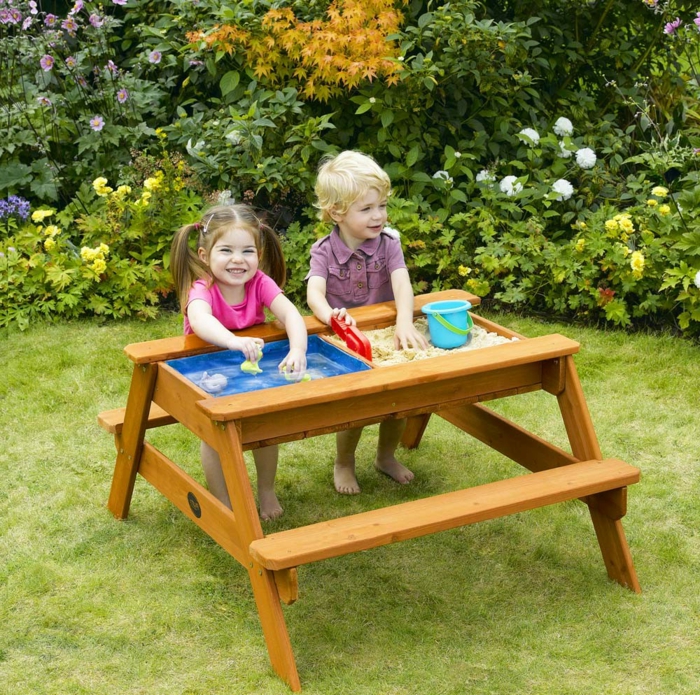 sandbox-of-fa-asztal-modell-with-széksorok,