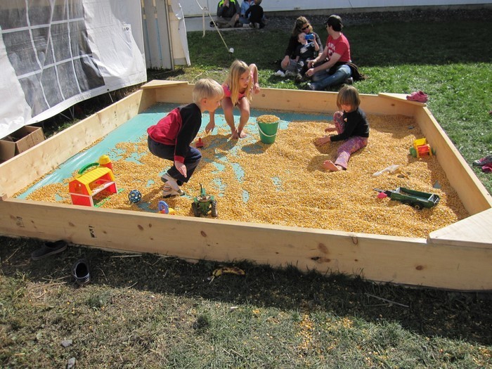 沙箱自己建造儿童游乐场，在沙箱