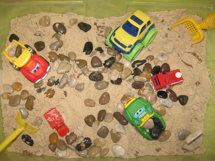 沙箱 - 拥有 - 累积小石头和玩具