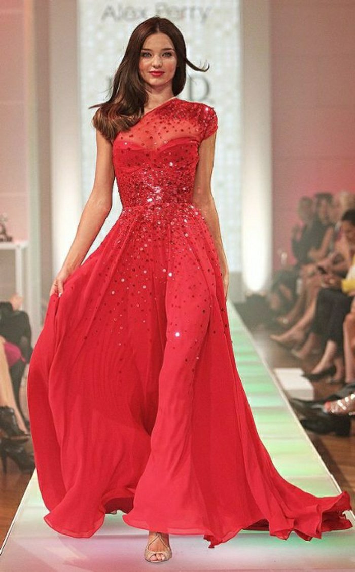 सुंदर शाम पोशाक के लिए साल लाल रंग में लंबे समय से मॉडल