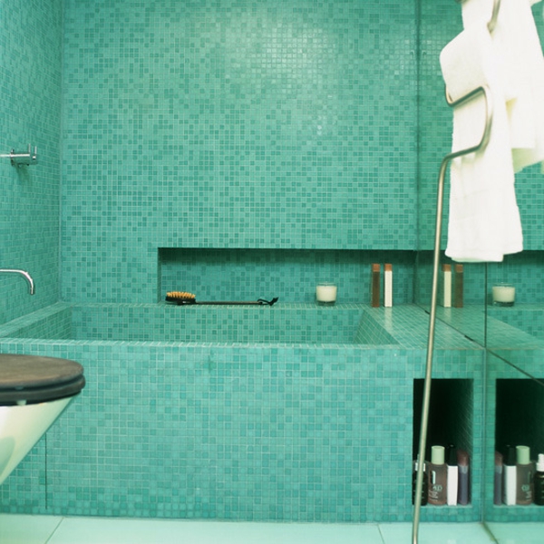美丽的浴室设计浴缸瓷砖旁边是白色的毛巾