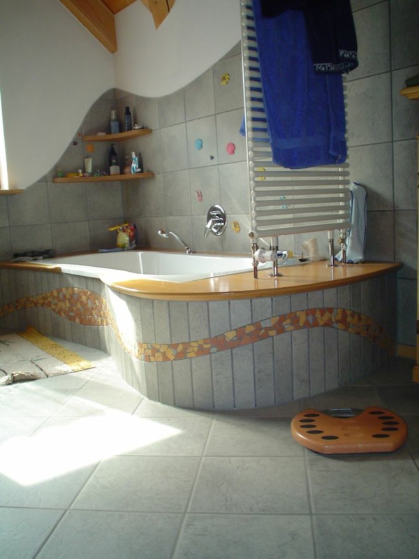 美丽的浴室瓷砖现代浴缸 - 灰色