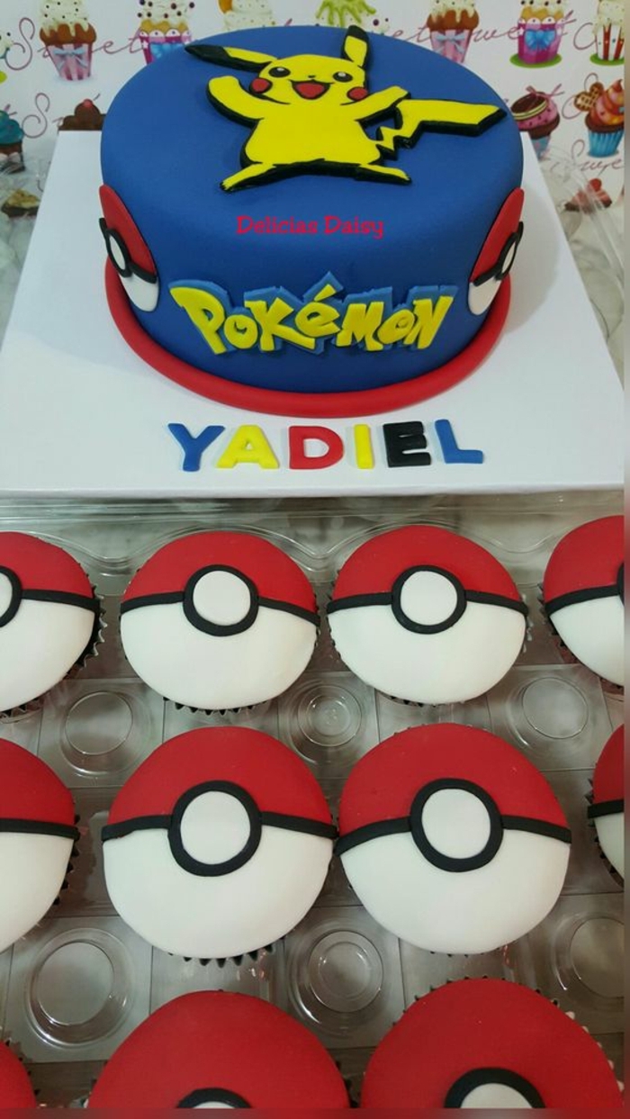 הנה רעיון עבור עוגות פוקימון אדומות שנראות כמו pockballs אדום, פוקימון כחולה פאימון עם פוקימון צהוב המהות pikachu