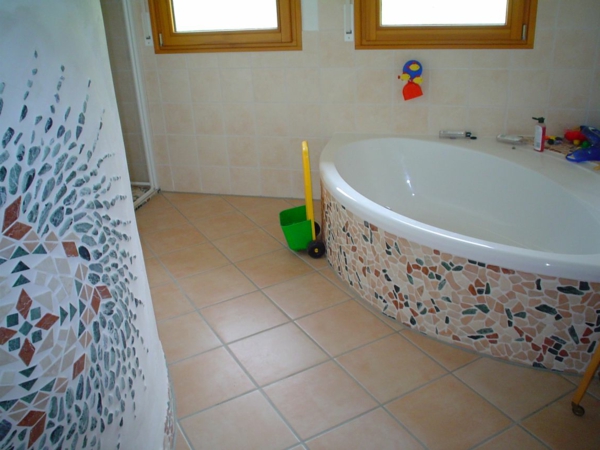 美丽的地板瓷砖浴室和有趣的浴缸 - 现代