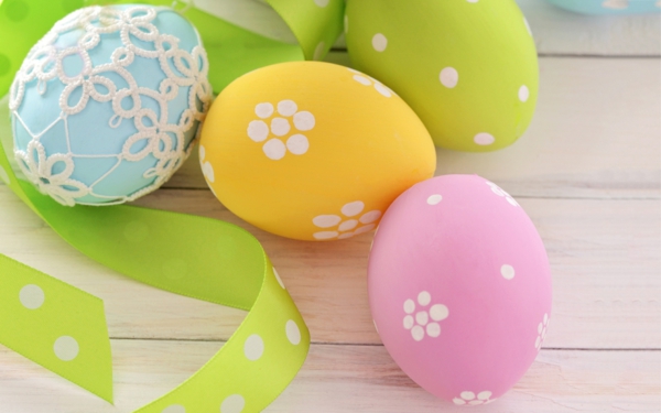 सुंदर डेको-विचारों के लिए ईस्टर-साथ-रंगीन-ईस्टर अंडे