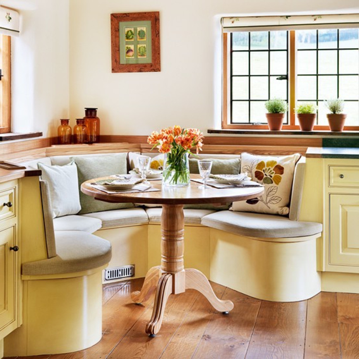 美丽的角落台式圆舒适的厨房，在乡村风格
