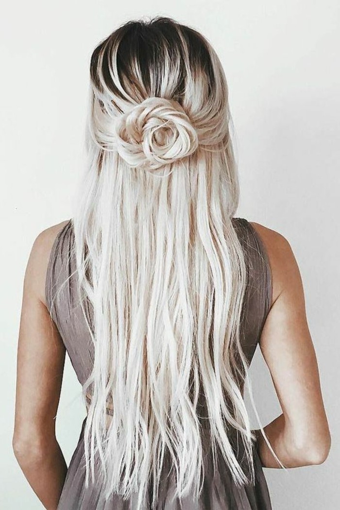 szép haj-frizura szőke hosszú haj-rose-haj-for-női-bézs színű ruha