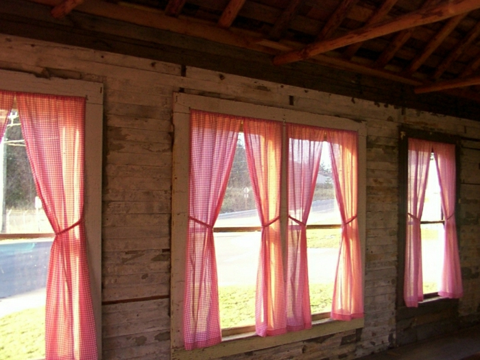 漂亮的方格窗帘，乡村风格的小窗口的木房子