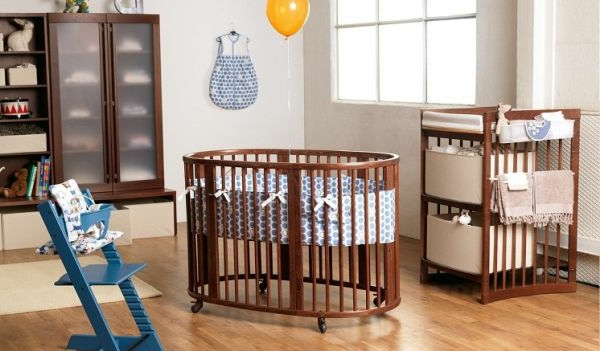 सुंदर-बेबी-बेड-मॉडल-गोल-बेबी-बेड-की-लकड़ी-छोटी नीली सीढ़ी