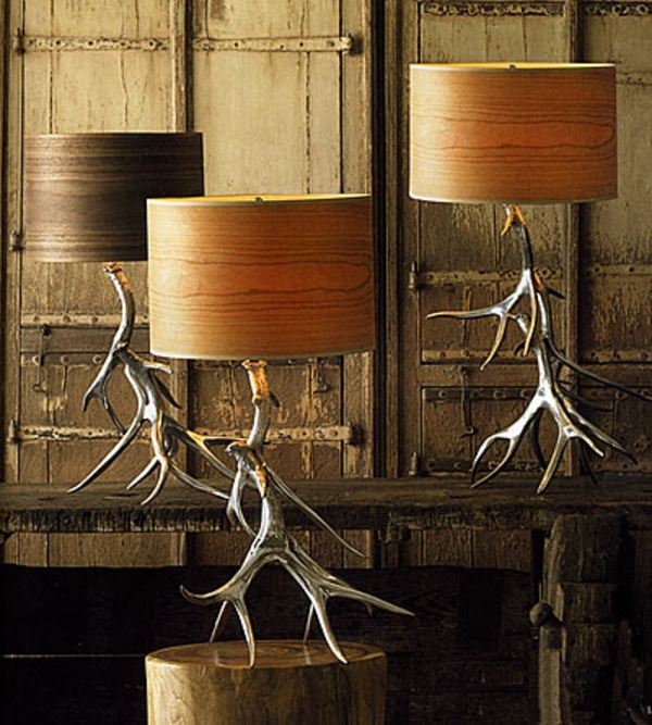 hermosa-lámpara-hecha-ciervos-hecho-interesante-decoración-rural
