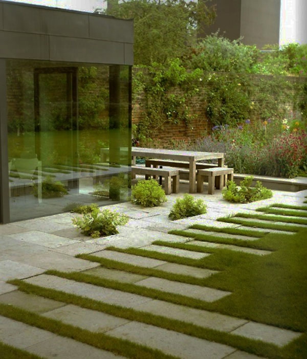 vihreä alue ja rentoutumiskulma puutarhassa ylelliseen taloon lasiseinillä