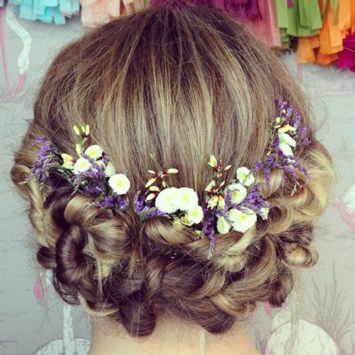 bella-chica-como el peinado de novia con flores de primavera-simpático