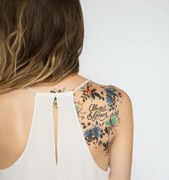 tetovaža predlošci žene lijepe šarene tetovaže na ramenu žene duga kosa bijela vrh