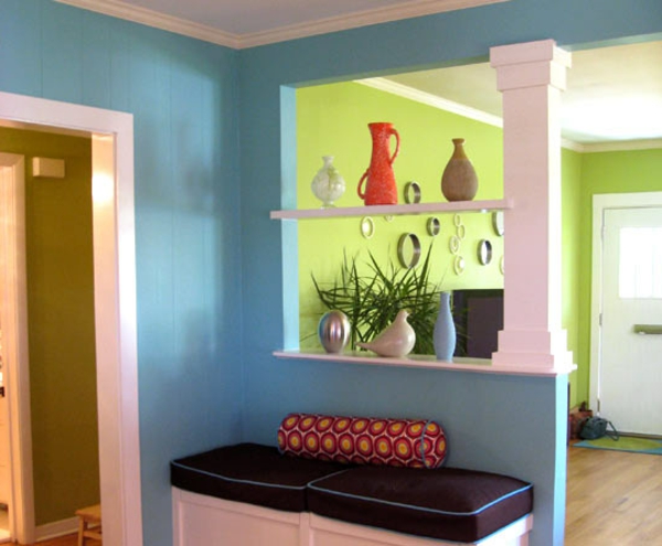 όμορφο τοίχο-χρώμα-διάδρομο-με-μπλε τοίχους, ράφια με βάζα