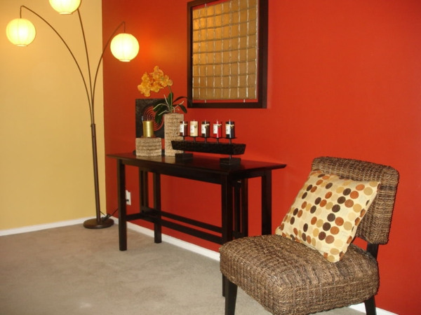 hermosa pared naranja en el pasillo con una silla y una almohada de tiro