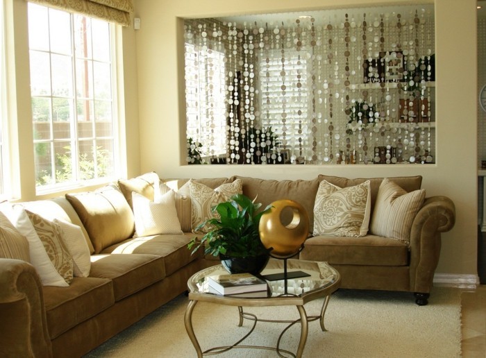 kaunis-wohnideen-beige-sohva-ja-pieni-koriste-lasi pöytä