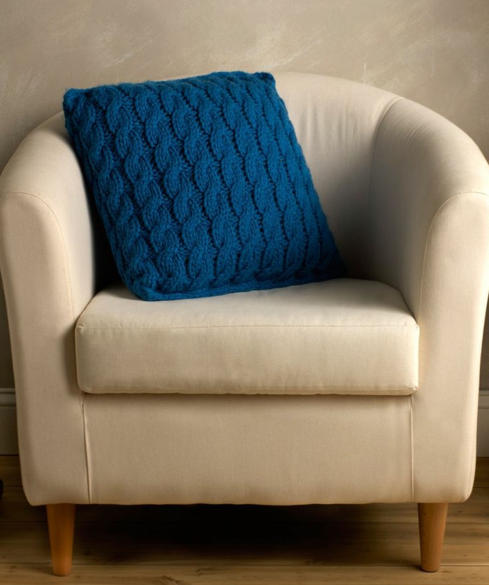 דפוס מודל-ב-כחול קלוע לסרוג יפה-לסרוג כרית בצבע בז 'כסא