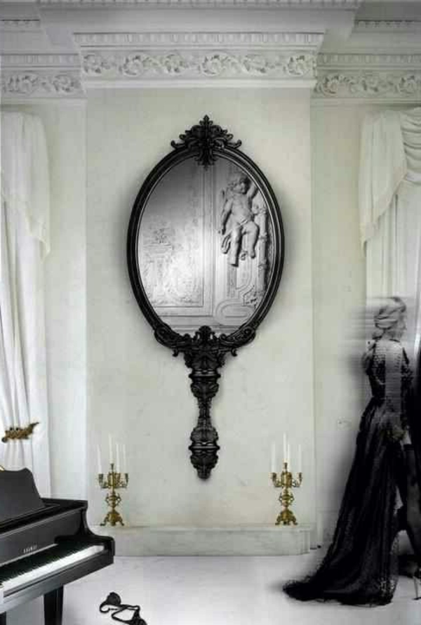 όμορφη Chic-καθρέφτη-in-gothic-μπάνιο