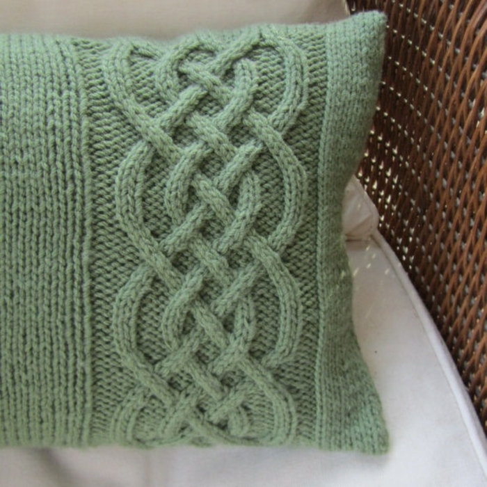 kiva neuloa käsintehty malli tyyny vihreä punokset koristelu