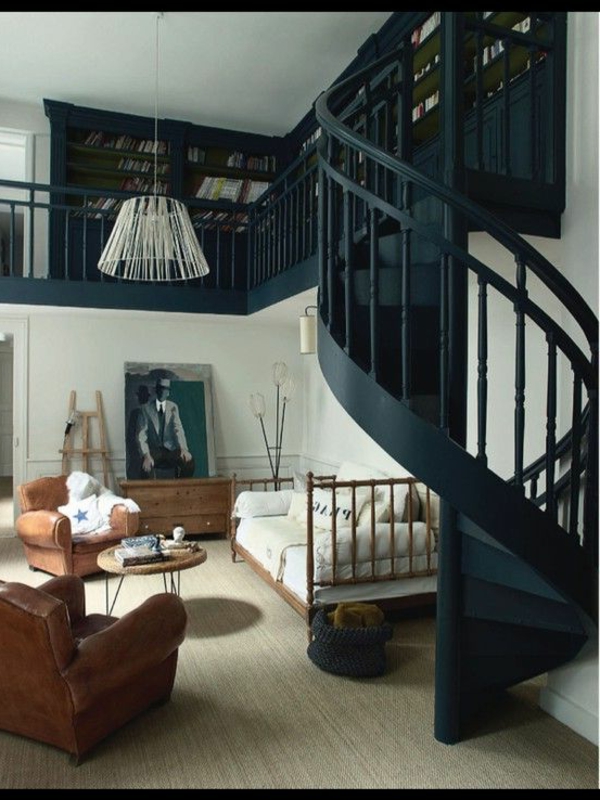 सुंदर डिजाइन काले सर्पिल सीढ़ी