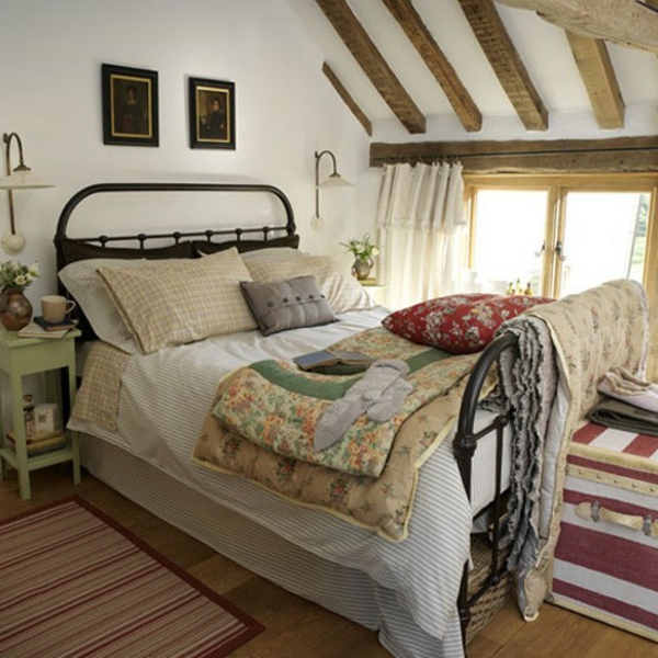 美丽的床在卧室乡村风格，许多床上用品