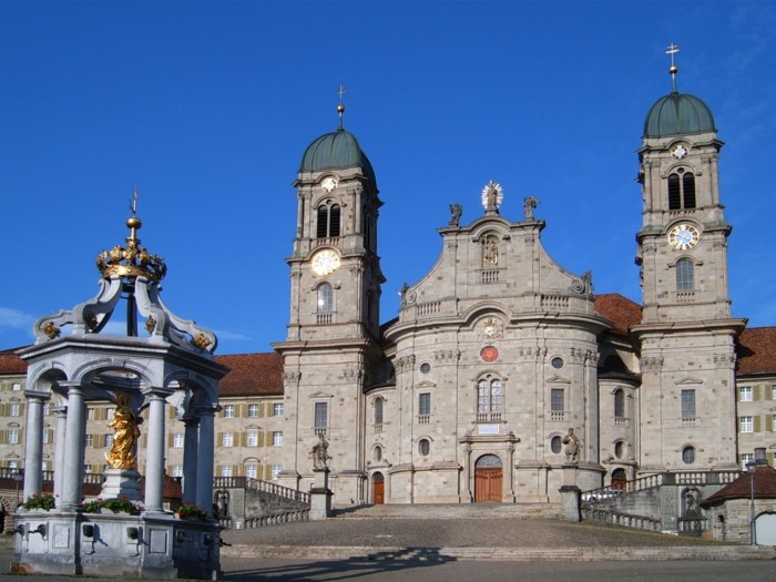 Nice kuva-luostari Einsiedeln-Schwitzer maa-barokkiarkkitehtuurista