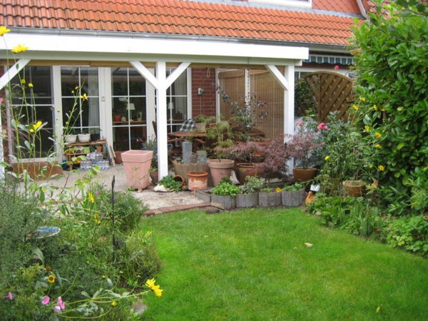 דשא ביתי יפהפה - דשא של בנייה עצמית בחצר