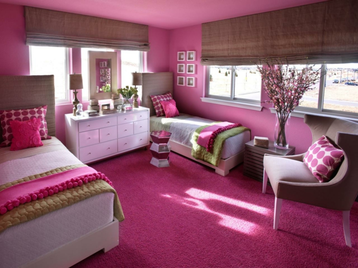 belle-fille-chambre-en-couleur rose avec stores