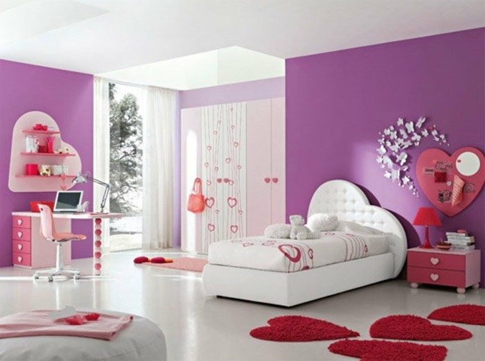 belles-filles-salle-tapis-et-violet-rouge murs