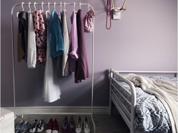 יפה דגם של בגדים-מוט עבור הקיר - עיצוב חדר השינה סגול