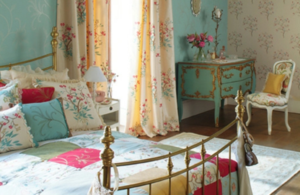 gyönyörű hálószoba vidéki stílusban - színes bútorok, drapériák és paplanhuzatok