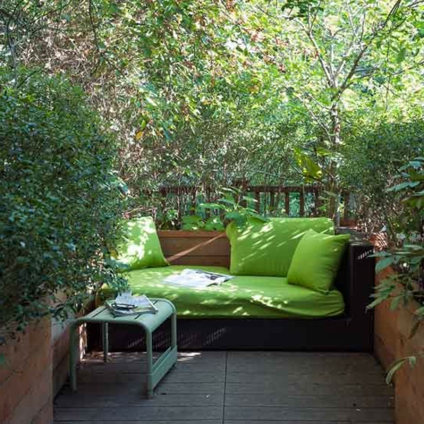 chic-verde-modelo-en-elegante-pequeña-jardín del sofá-