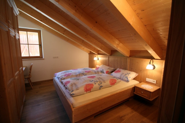 ξύλινη οροφή για ένα μικρό υπνοδωμάτιο