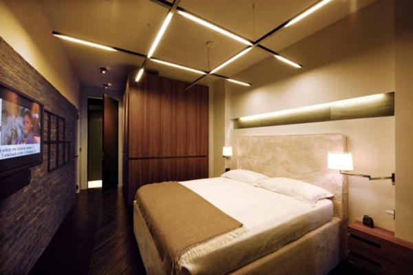 υπερσύγχρονο υπνοδωμάτιο με φώτα οροφής και απλίκες τοίχου