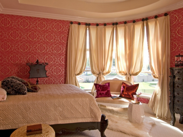 बेडरूम-सजाने-पारदर्शी-पर्दे- उच्च बिस्तर और सफेद में नरम कालीन