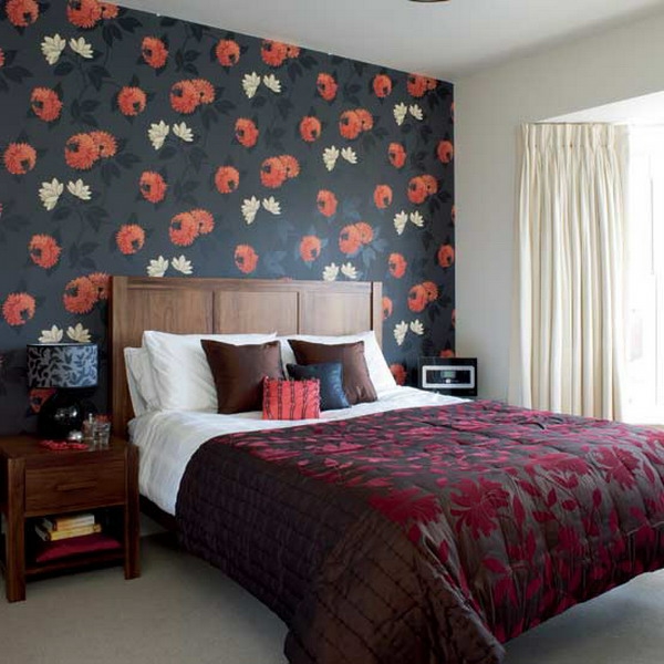 红色和ockra画在卧室里的灰色墙上
