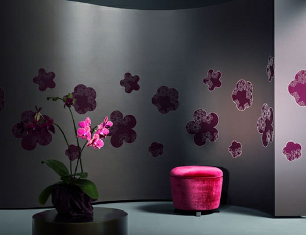 Rosy virágok és fekete elsődleges szín a faltervezéshez a hálószobában