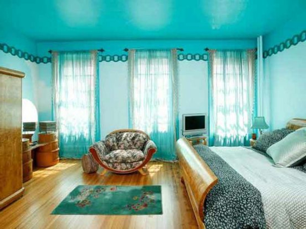 chambres tout-en-Turquioise-couleur-peinture-meubles en bois et plancher en bois